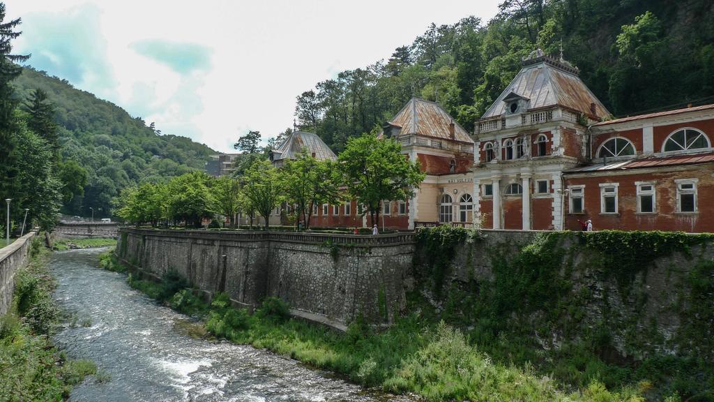 Hotel Pensiunea Floare De Colt Băile Herculane Exterior foto